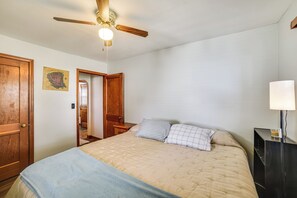 2 bedrooms, internet, bed sheets - Walk to Restaurant & Bar: Home w/ Deck in Gary (Gary)