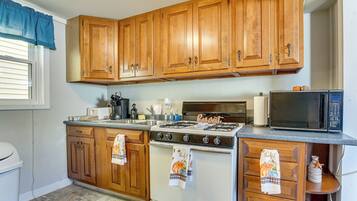 Frigorífico, microondas, placa de cocina y cafetera o tetera