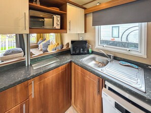 Dishwasher - Spacious caravan sleeps six, with private decking and master ensuite. (Burnham-on-Sea)