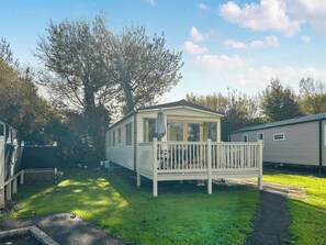 Exterior - Spacious caravan sleeps six, with private decking and master ensuite. (Burnham-on-Sea)