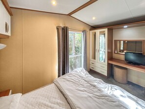 3 bedrooms, free WiFi - Spacious caravan sleeps six, with private decking and master ensuite. (Burnham-on-Sea)