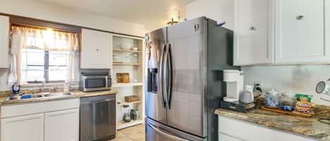 Fridge, microwave, stovetop, dishwasher