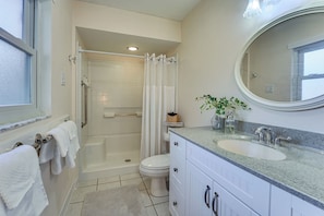 Hair dryer, towels - Walkable Historic District Gem: 2 Mi to Dtwn Ocala (Ocala)
