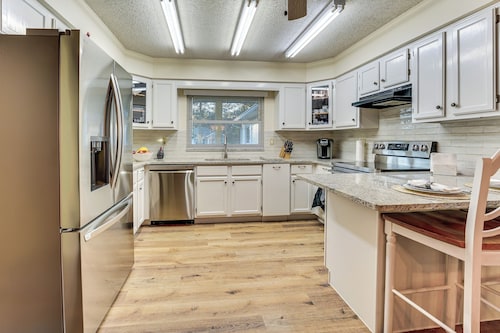 Walkable Historic District Gem: 2 Mi to Dtwn Ocala