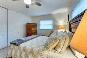 3 bedrooms, desk, iron/ironing board, internet