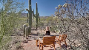 A desert landscape with cacti and a wooden bench. - Unwind Poolside, Scenic Sonoran Desert Retreat! (Tucson)