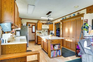Fridge, microwave, stovetop, dishwasher - Relaxation Meets Upstate Adventure at Salem Home! (Salem)