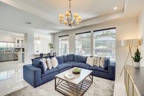 Televisión, chimenea, libros, videoteca