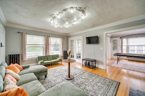 Een televisie en boeken