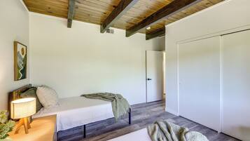 3 bedrooms, iron/ironing board, internet, bed sheets