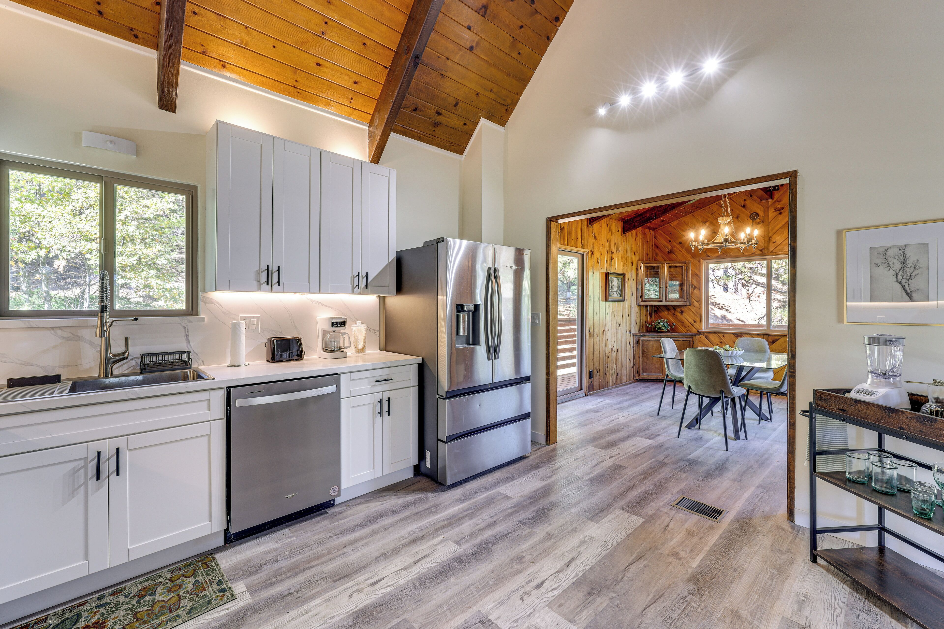 Een koelkast, een microgolfoven, een kookplaat, een vaatwasser