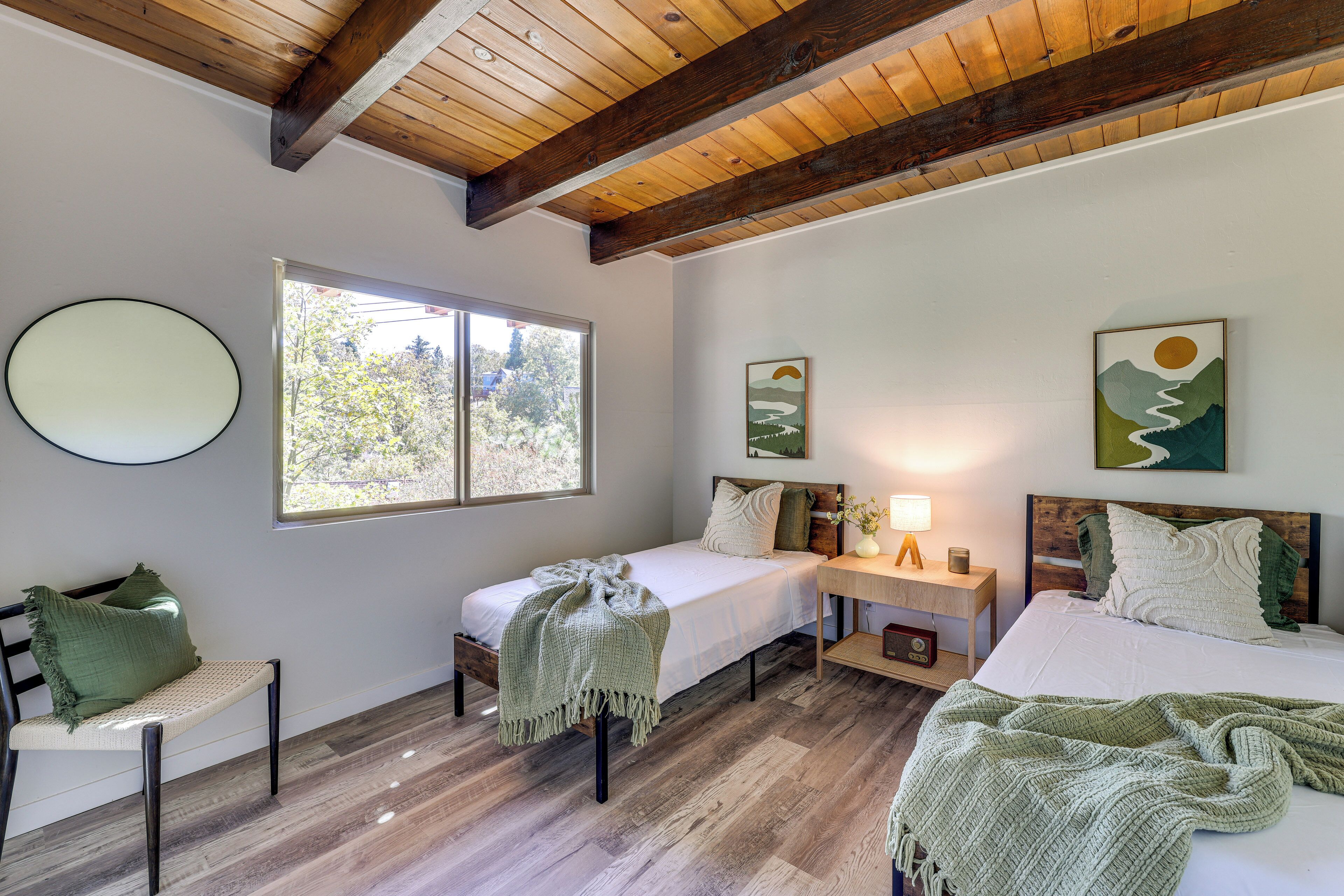 3 bedrooms, iron/ironing board, internet, bed sheets