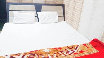 Deluxe Double Room, Air conditioning | Hypo-allergenic bedding, desk, soundproofing, free WiFi