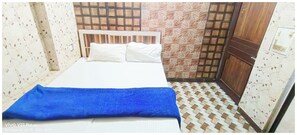 Deluxe Double Room, Air conditioning | Hypo-allergenic bedding, desk, soundproofing, free WiFi