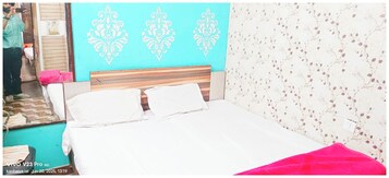 Deluxe Double Room, Air conditioning | Hypo-allergenic bedding, desk, soundproofing, free WiFi