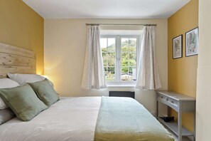 2 bedrooms, iron/ironing board, WiFi, bed sheets - Cottage in central Porlock, with garden & parking (Porlock)