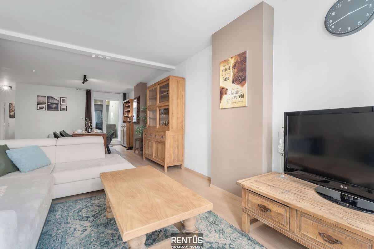 Una televisión, una oficina