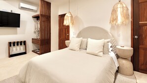 Un dormitorio con una cama grande, un armario de madera y un ventilador de techo.