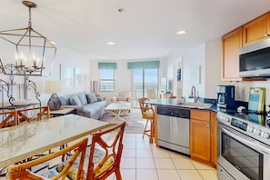 Refrigerador, microondas, lavavajillas y cafetera y tetera 