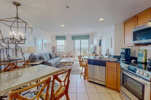 Refrigerador, microondas, lavavajillas y cafetera y tetera 