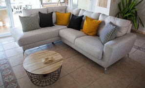 Una televisión, una chimenea