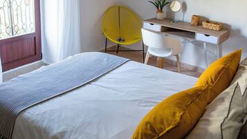 3 عدّة غرف نوم ومكواة/لوح كي وخدمة الإنترنت وملاءات أسرّة