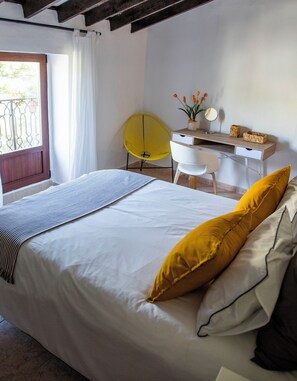 3 عدّة غرف نوم ومكواة/لوح كي وخدمة الإنترنت وملاءات أسرّة