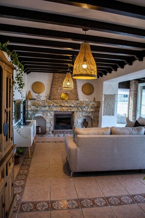 Una televisión, una chimenea