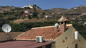 Una piscina con vistas despejadas a la colina circundante y edificios.
