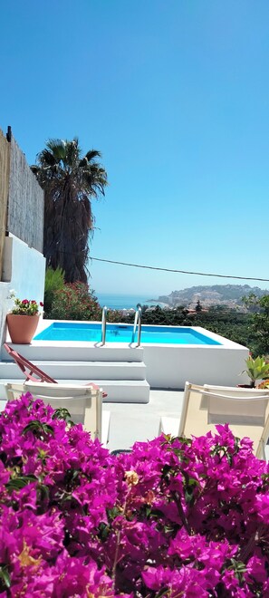 A pool with a clear view of the sea and a mountainous landscape in the background. - Live an experience in a typical Andalusian house. (Almuñécar)