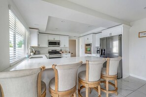 Fridge, microwave, oven, stovetop - VaCaTiOn! Pool | FirePit | PoolTable | CloseToFwy (Mission Viejo)