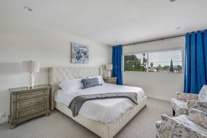 5 bedrooms, desk, iron/ironing board, travel cot