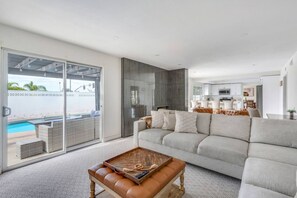 TV, table football - VaCaTiOn! Pool | FirePit | PoolTable | CloseToFwy (Mission Viejo)