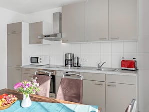 Réfrigérateur, four à micro-ondes, un four, surface de cuisson