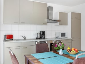 Réfrigérateur, four à micro-ondes, un four, surface de cuisson