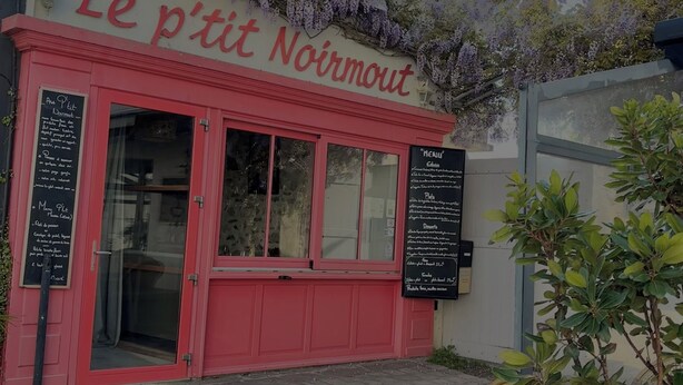 Une devanture rouge avec l’enseigne « Le p’tit Noirmout » et un panneau affichant le menu à l’extérieur.
