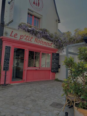 A red storefront with the sign "Le p'tit Noirmout" and a menu board outside. - Marine air (Barbâtre)