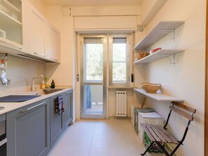Mikroaaltouuni, uuni, astianpesukone, syöttötuoli