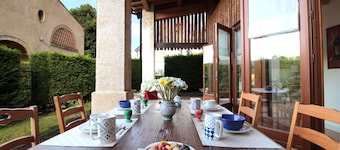 Acogedor apartamento para 7 personas con piscina, WIFI, A/C y patio, cerca de Verona