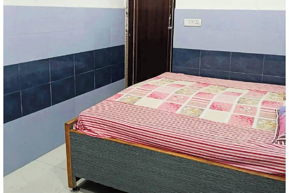 Hypo-allergenic bedding, desk, soundproofing, free WiFi