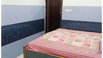 Hypo-allergenic bedding, desk, soundproofing, free WiFi