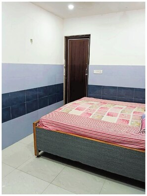 Hypo-allergenic bedding, desk, soundproofing, free WiFi