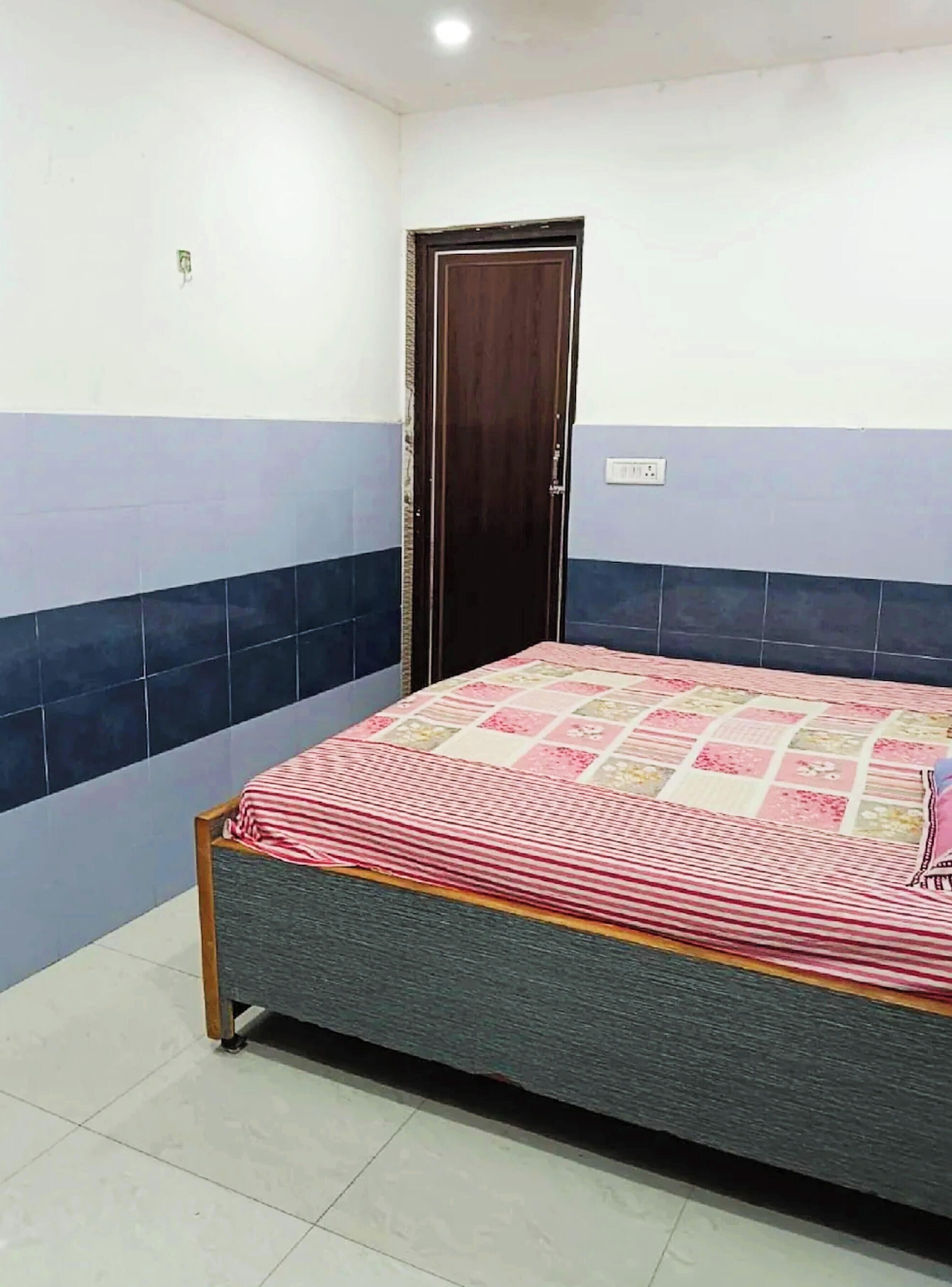 Hypo-allergenic bedding, desk, soundproofing, free WiFi