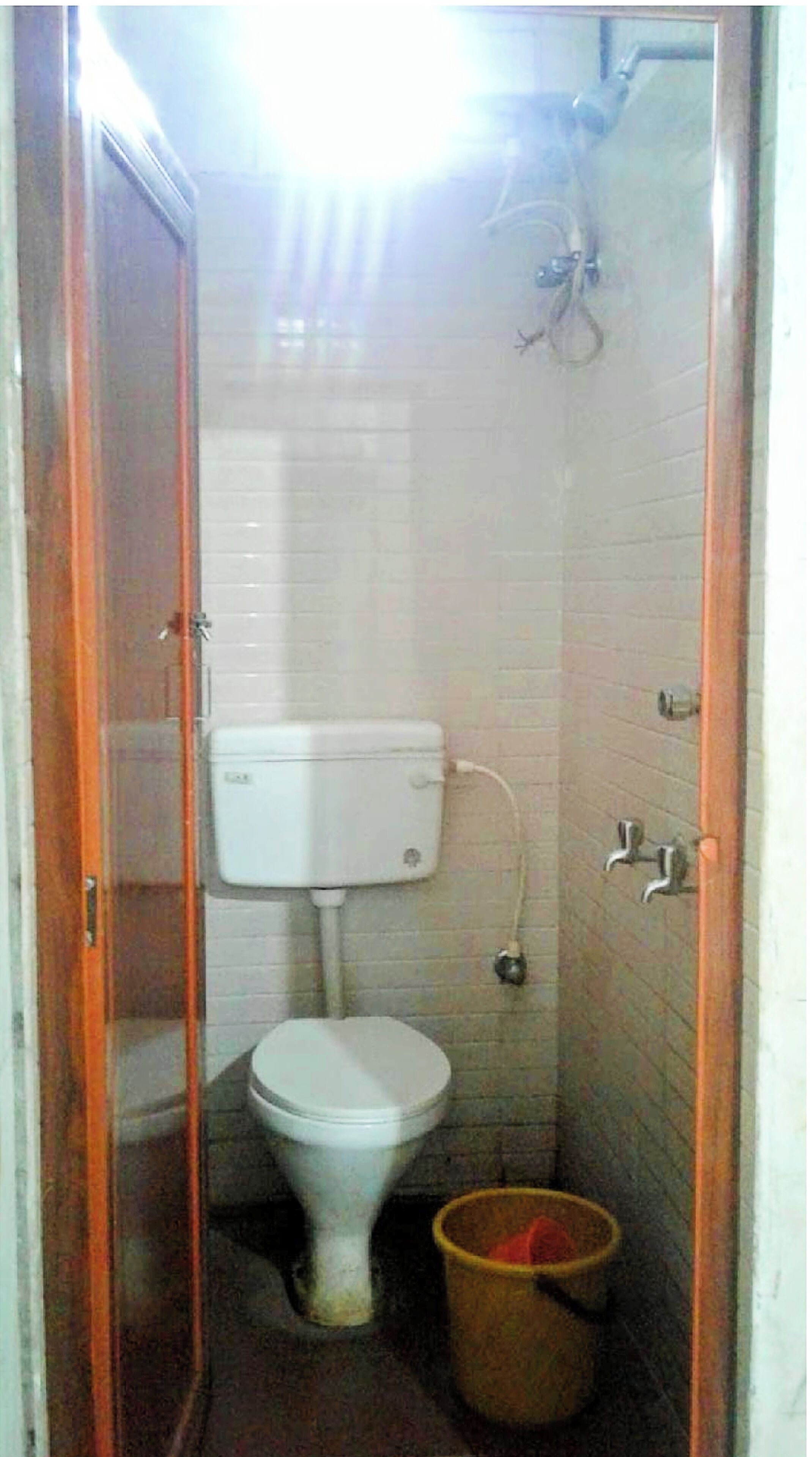 Ducha, cabezal de ducha tipo lluvia, pantuflas, toallas