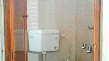 Suihku, sadesuihkupää, tohvelit, pyyhkeet