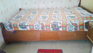 Ropa de cama hipoalergénica, escritorio y sistema de insonorización