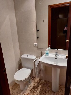 Kombinasi shower/bathtub, handuk, sabun, dan sampo