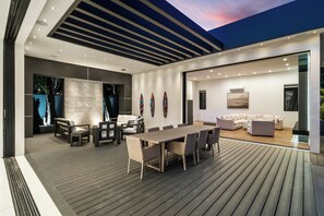 屋外ダイニングエリア