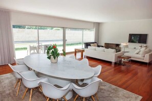 TV, fireplace, offices - Luxury and Nature Retreat w/ pool, jacuzzi & BBQ (Arcos de Valdevez)