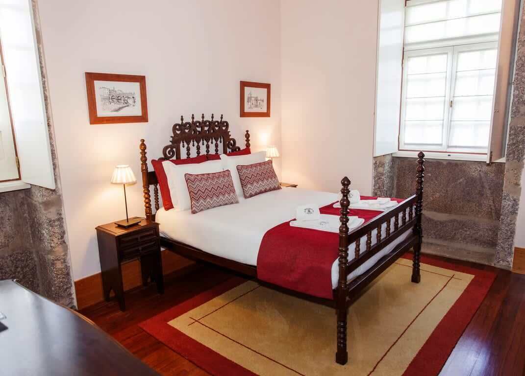 9 slaapkamers, een strijkplank/strijkijzer, internet, beddengoed